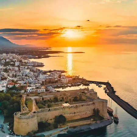 Large Mountain And Sea View Family Friendly 키레니아