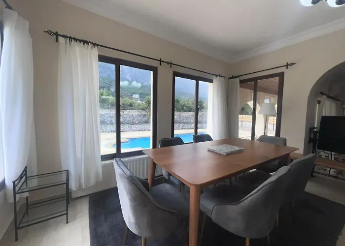 Large Mountain And Sea View Family Friendly Vila