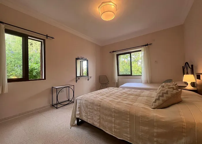 Large Mountain And Sea View Family Friendly Vila